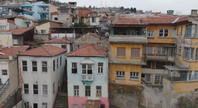 İzmir’in göbeğinde can çekişen bir tarih: Basmane