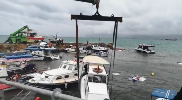 İzmir'de Fırtına Tekneleri Batırdı