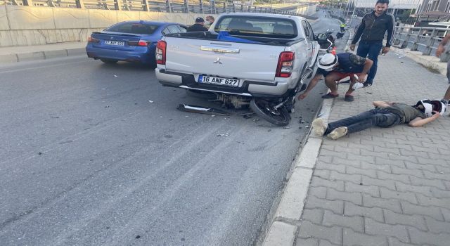 Park Halindeki Kamyonete Çarptı: 1 Ağır Yaralı