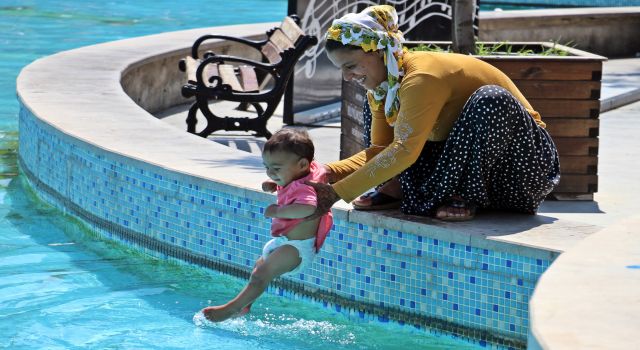 Bebeğini Süs Havuzunda Serinletti