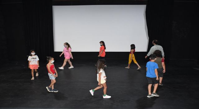 Kuşadası'nda Çocuklara Drama Eğitimi