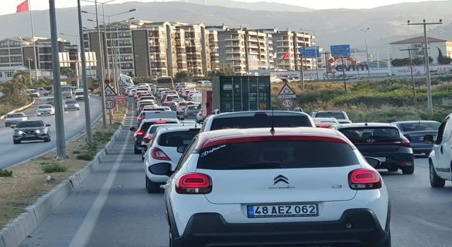 Tatil Beldelerine Akın: Kilometrelerce Kuyruk Oluştu