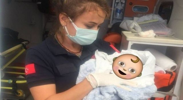 Minik Bebek Ambulansta Dünyaya Gözlerini Açtı
