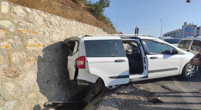 Kırmızı Işıkta Duran Otomobile Arkadan Çarptı