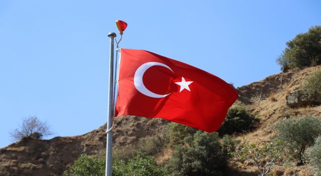 Nazilli Kestel Mahallesi’ne Dev Türk Bayrağı Dikildi