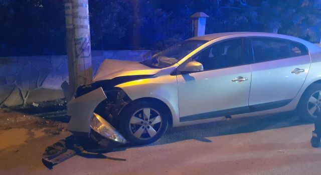 Söke'de otomobil aydınlatma direğine çarptı