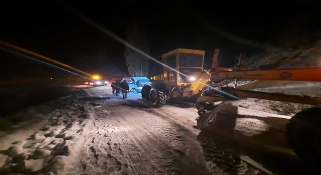 Karda mahsur kalan 15 kişi kurtarıldı