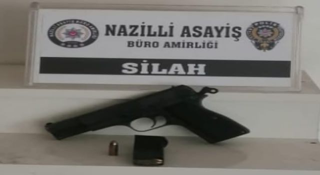 Dur ihtarına uymadı, üzerinden ruhsatsız tabanca çıktı