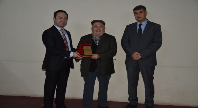 İl Sağlık Müdürü Açıkgöz hayvanseverlere plaket verdi