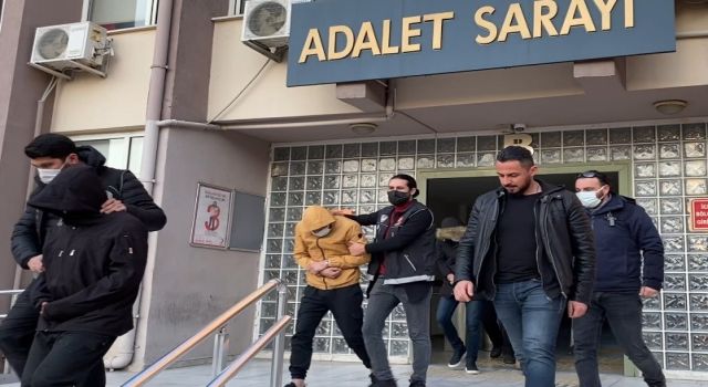 Kaçmak isterken polis otosuna çarptı