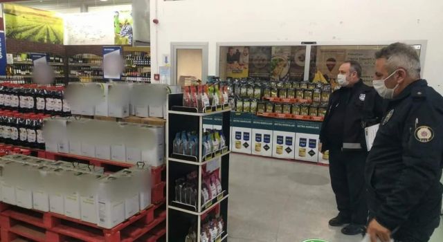 Kuşadası'nda stokçuluğa önlemek amacıyla marketler denetlendi