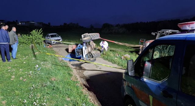 Karı koca devrilen traktörün altında kaldı