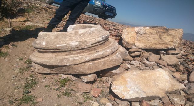 Nehir kenarına atılmış tarihi eser bulundu