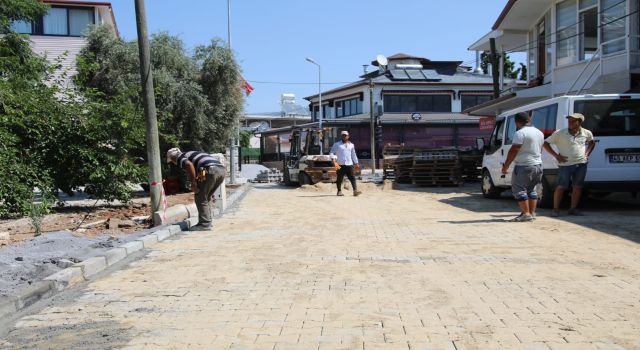 Akbük’te yol yapım ve parke taşı çalışmaları sürüyor