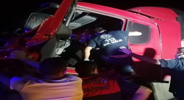 Tır şoförünü sıkıştığı yerden itfaiye kurtardı