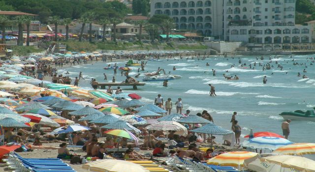 Bayram bitti ancak Kuşadası'nda yoğunluk devam ediyor