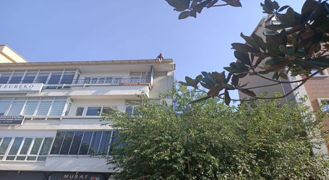 Nazilli'de çatıya çıkan adamı polis ikna etti
