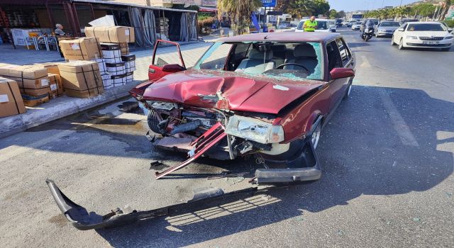 Park halindeki ticari araca arkadan çarptı: Biri çocuk 3 yaralı