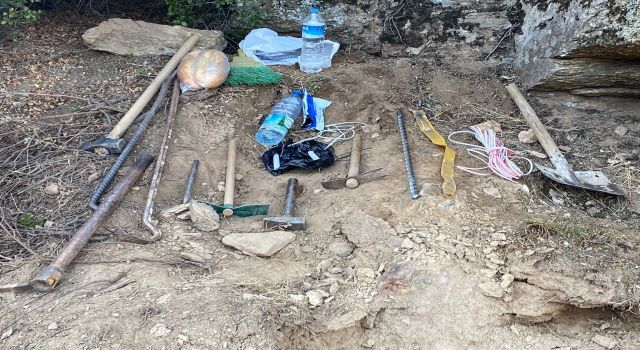 Dinamit ile kaçak kazı yapıyorlardı, Jandarma yakaladı