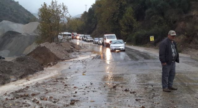 Köşk-Ödemiş yolu şiddetli yağıştan trafiğe kapandı