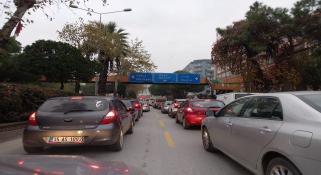 Mesai başlangıç ve bitiş saatlerinde Aydın'da trafik kilit 