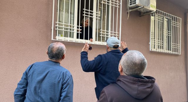Polis yaşlı kadına dakikalarca dil döktü