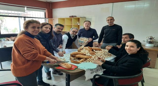 Velilerden toplanan bayat ekmekleri, öğretmenler yemeğe dönüştürdü
