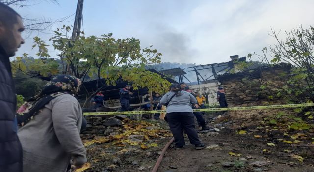 Yaşlı kadın yanan evde hayatını kaybetti