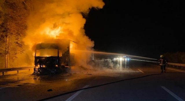 Seyir halindeki tır alev aldı
