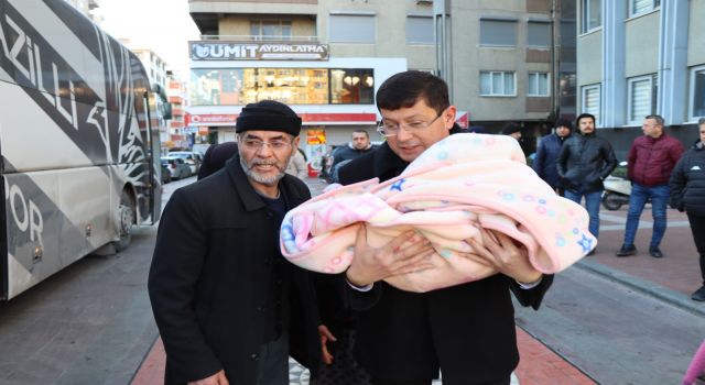 DEPREMZEDELERİ GETİRMEK İÇİN GÖNDERİLEN İLK OTOBÜS NAZİLLİ'DE