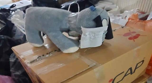 En sevdiği oyuncağını depremzede çocuklara gönderdi