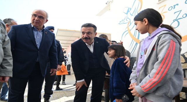 Vali Aksoy, depremzede çocukları ziyaret etti