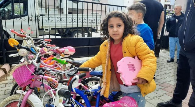 Depremzede çocukları mutlu ettiler