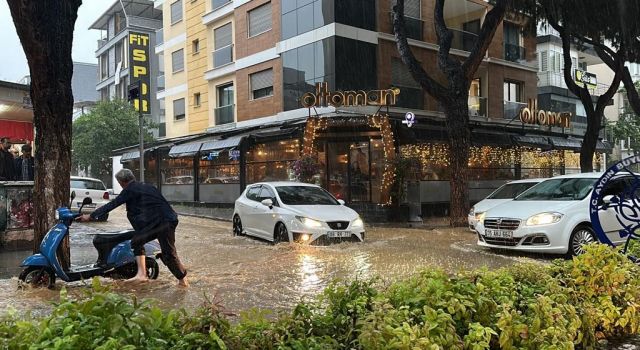 Nazilli ve Kuyucak'ta sağanak hayatı felç etti