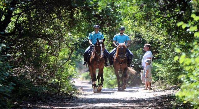 Kuşadası’nda atlı jandarmalar görevde