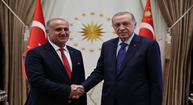 İncirliova Belediye Başkanı Kaya’nın rozetini Cumhurbaşkanı Erdoğan taktı