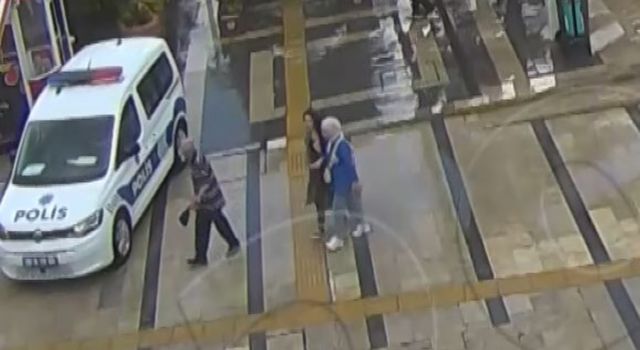 Polisten yardım isteyen yaşlı adam ekip aracı ile hastaneye yetiştirildi