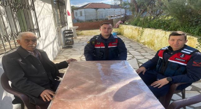 Aydın jandarması şehit ailelerinin yanında