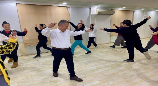 Başkan Erol, kursiyerlerle birlikte zeybek oynadı