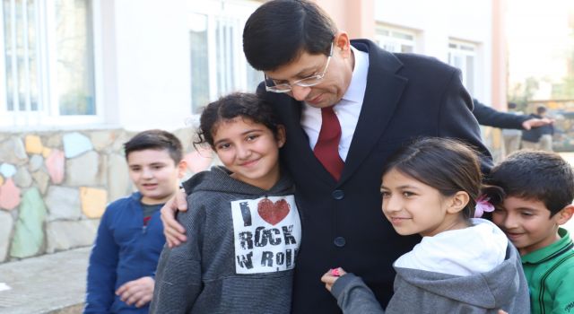 Minik öğrencilerden Kürşat Başkan’a sevgi seli