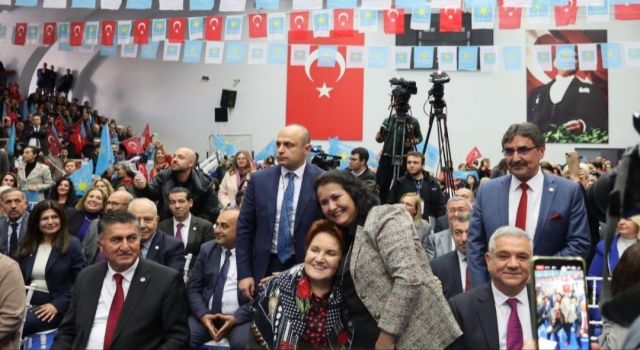 Akşener'e İYİ Parti'li İnal'ın eşinden unutulmaz hediye