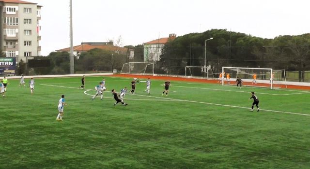 Rakibiyle çarpışan futbolcu bilincini kaybetti