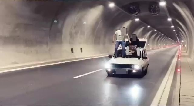 Seyir halindeki aracın üzerine çıkıp bir de sosyal medyada paylaştılar