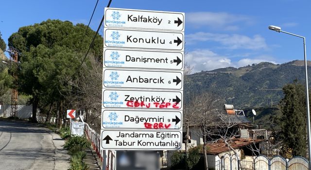 Trafik levhaları aşıkların karalama tahtasına dönüştü
