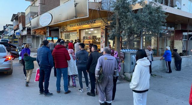 Ramazan’ın ilk gününde sıcak pide kuyruğu bitmedi