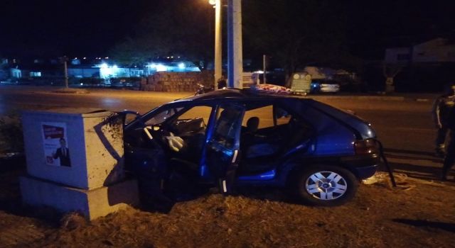 Direksiyon hakimiyetini kaybeden sürücü trafoya çarptı