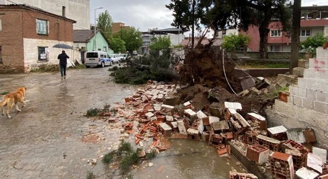 Fırtına binanın çatısını uçurdu