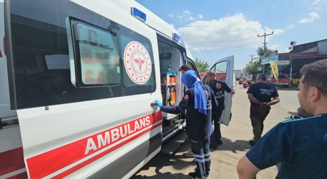 Motosiklet araca ok gibi saplandı