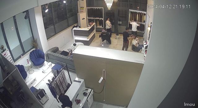 Saç bakımı yaptırıp elini kollunu sallayarak gitti