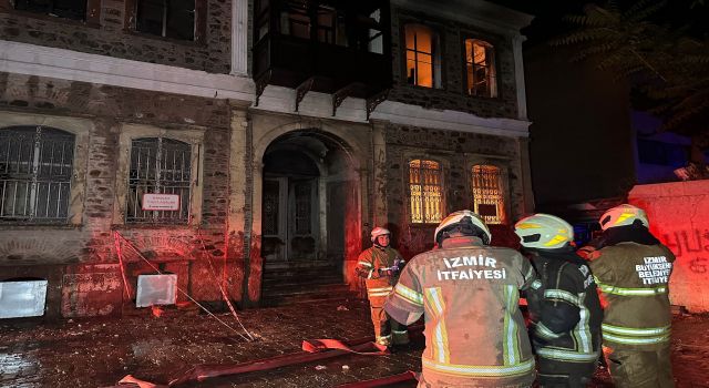 Alev alev yanan tarihi bina küle döndü